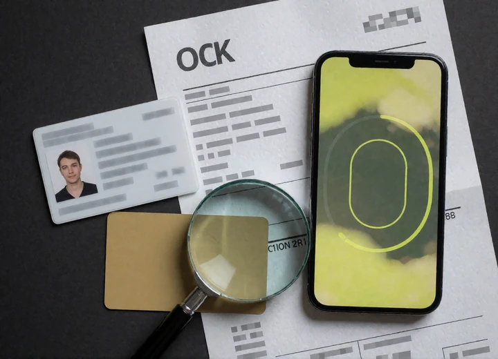 Geschw&auml;rztes Ausweisdokument, Adressnachweis und Selfie-Pr&uuml;fschritt auf dem Smartphone f&uuml;r die KYC-Verifizierung bei Zoccer Casino