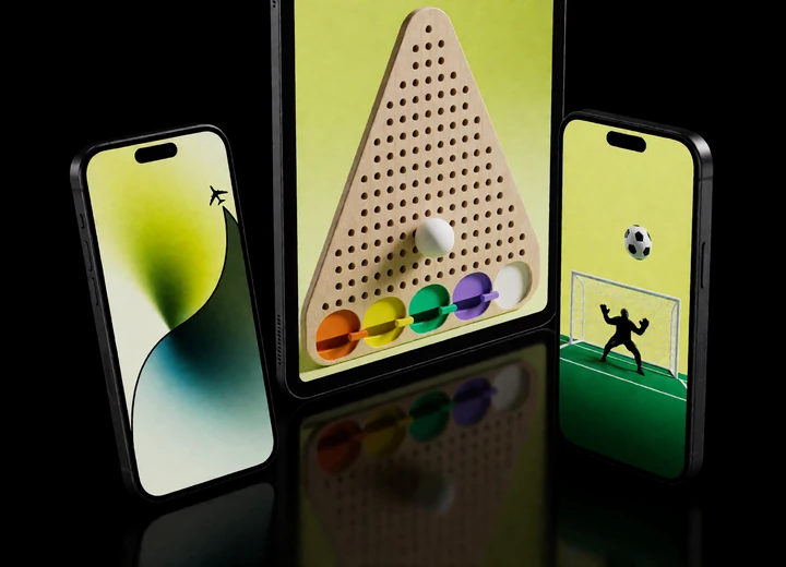 Drei Displays zeigen Crash-Kurve, Plinko-Pyramide und Elfmeter-Motiv als Instant-Games im Zoccer Casino